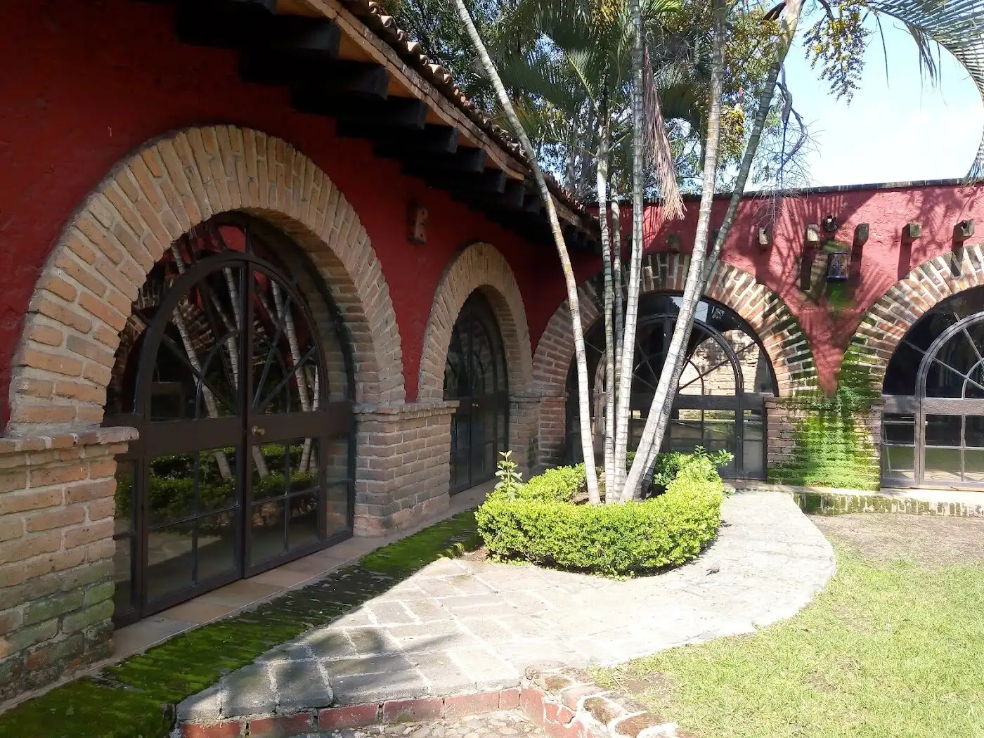 Patio con arcos de ladrillo y jardín en la Antigua Hacienda La Mora